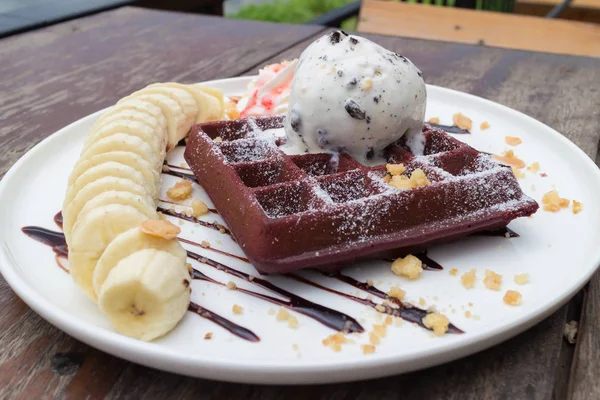 Gofres de chocolate con helado de vainilla, plátano, crema batida — Foto de Stock