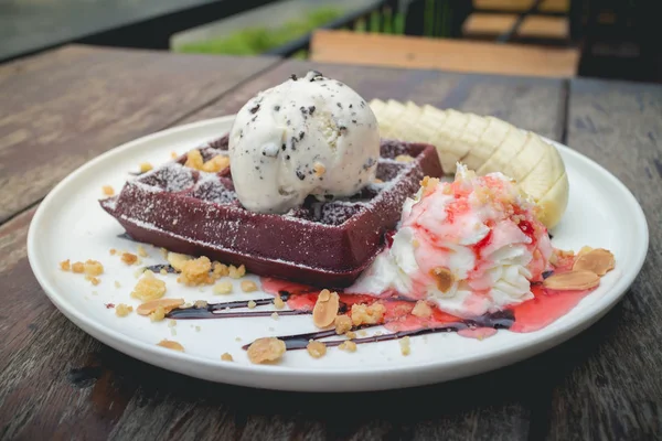 Gofres de chocolate con helado de vainilla, plátano, crema batida — Foto de Stock