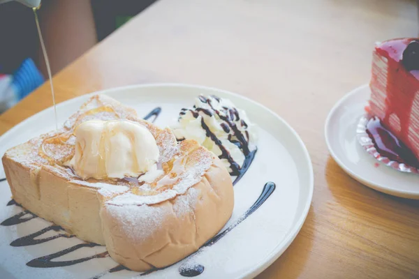 Tostadas de miel. Tostadas de miel con helado de vainilla, crema batida a — Foto de Stock