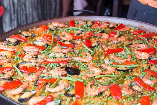 바다 음식과 전통 스페인 쌀 빠에야. 혼합 해산물 스티 — 스톡 사진