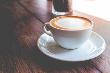 vintage kafede köpük süt ile sıcak kahve mocha (vintage etkisi)