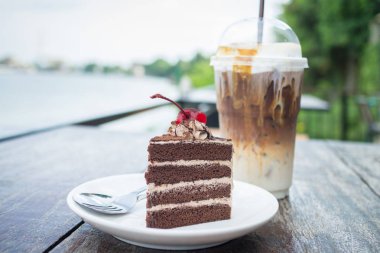 Çikolatalı kek kiraz Tepesi ve buz kahve mocha açık Cafe