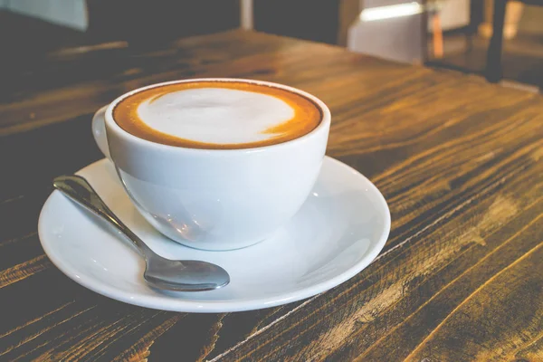 vintage kafede köpük süt ile sıcak kahve mocha (vintage etkisi)