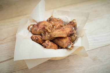 Kızarmış tavuk kanatları ve tabakta gevrek sarımsak (seçici odak)