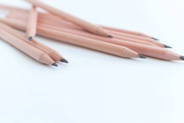 Beyaz arka plan üzerine ahşap kalem grubu