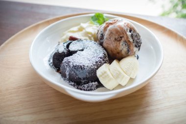 sıcak çikolata lav kek vanilyalı dondurma topu, muz ve krem şanti