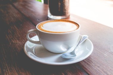 vintage kafede köpük süt ile sıcak kahve mocha (vintage etkisi)