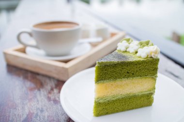 yeşil çay pasta kahve kahvaltı ile açık restoranda ayarla