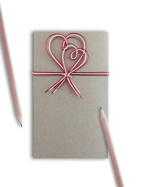 Pusta kartka z życzeniami z czerwonymi sercami i wstążką na białym ekspresyjne — Zdjęcie stockowe