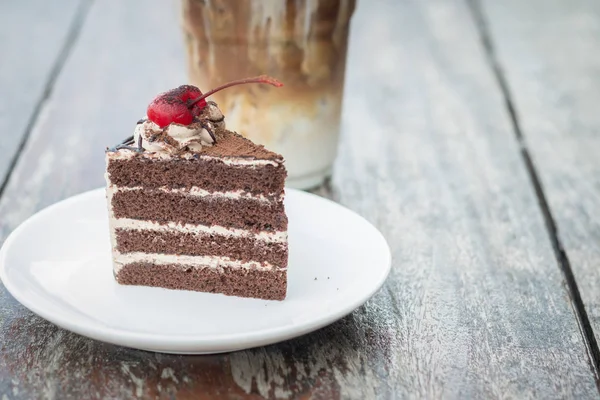 桜のトッピング 屋外カフェでアイス コーヒー モカとチョコレートのケーキ — ストック写真