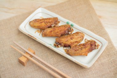 Kızarmış tavuk kanatları ve plaka gevrek sarımsak