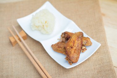 Kızarmış tavuk kanatları ve yapışkan pirinç ile gevrek sarımsak (seçici odak)