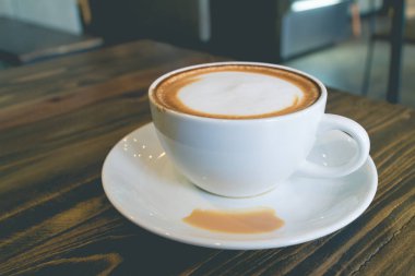 vintage kafede köpük süt ile sıcak kahve mocha (vintage etkisi)