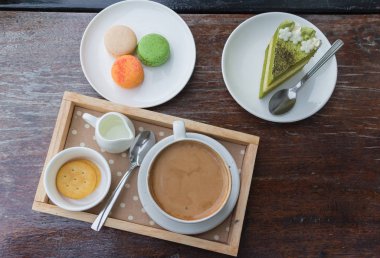 sıcak kahve kahvaltı yeşil çay kek ve taze ile ayarlayın