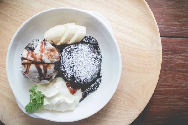 Pastel Lava Chocolate Caliente Con Bola Helado Vainilla Plátano Crema — Foto de Stock