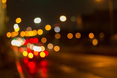 Soyut bac için şehirde araba ışığı ve trafik bulanık görüntü