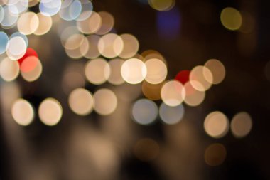 Soyut bac için şehirde araba ışığı ve trafik bulanık görüntü