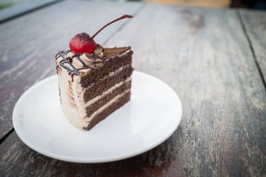 rahat açık Cafe kiraz tepesi ile çikolatalı kek