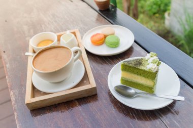 sıcak kahve kahvaltı yeşil çay kek ve taze ile ayarlayın