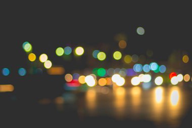 Soyut bac için şehirde araba ışığı ve trafik bulanık görüntü