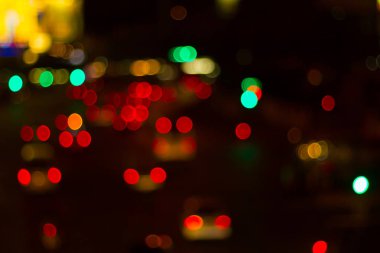 Soyut bac için şehirde araba ışığı ve trafik bulanık görüntü