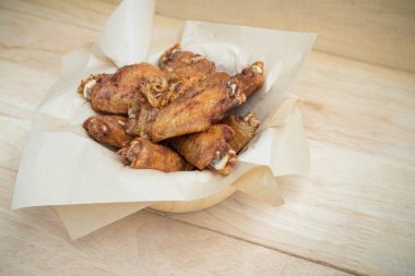 Kızarmış tavuk kanatları ve plaka gevrek sarımsak