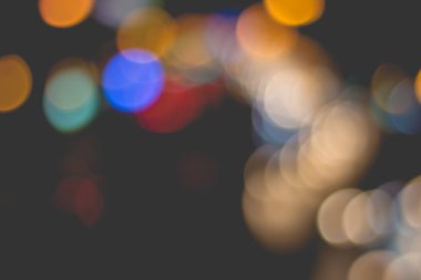 Soyut bac için şehirde araba ışığı ve trafik bulanık görüntü