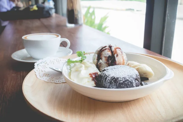 Pastel Lava Chocolate Caliente Con Bola Helado Vainilla Plátano Crema — Foto de Stock