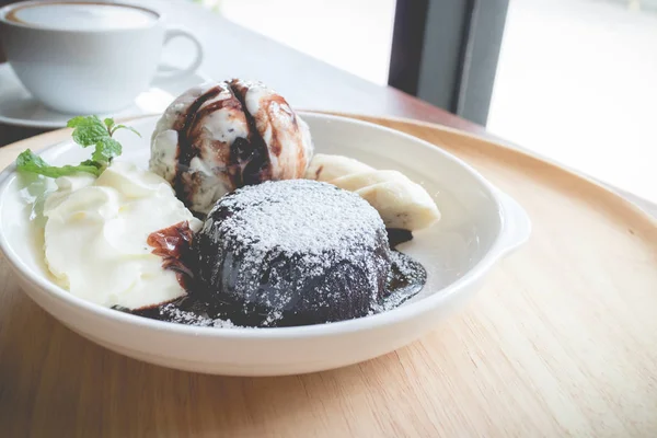 Pastel Lava Chocolate Caliente Con Bola Helado Vainilla Plátano Crema — Foto de Stock