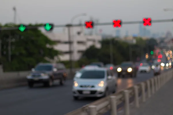 Immagine sfocata del semaforo e del traffico in città per bac astratto — Foto Stock