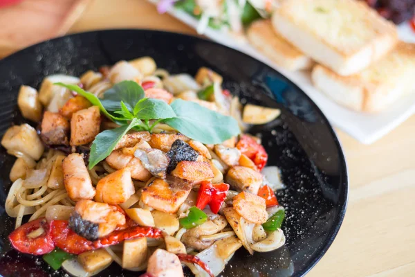 Kryddig Örtspaghetti Med Rökt Lax Kött Selektivt Fokus — Stockfoto