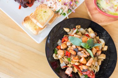 Füme somon eti ile baharatlı bitkisel spagetti (seçici odak)