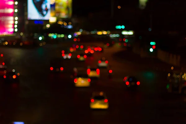 Imagem desfocada da luz do carro e do tráfego na cidade para bac abstrato — Fotografia de Stock