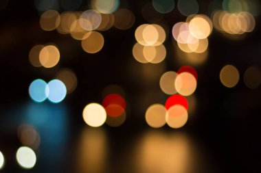 Soyut bac için şehirde araba ışığı ve trafik bulanık görüntü