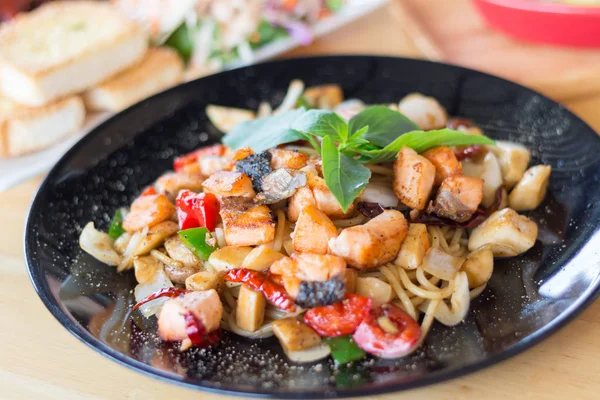 Kryddig Örtspaghetti Med Rökt Lax Kött Selektivt Fokus — Stockfoto