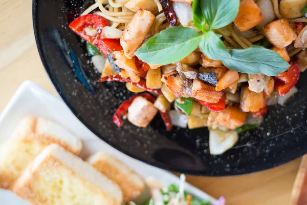 Füme somon eti ile baharatlı bitkisel spagetti (seçici odak)