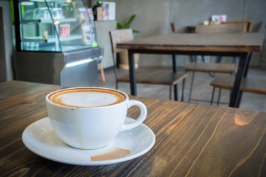 vintage kafede köpük süt ile sıcak kahve mocha