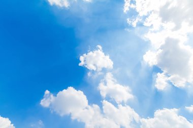 Panoramik çekim mavi gökyüzü ve bulutlar iyi hava gün içinde