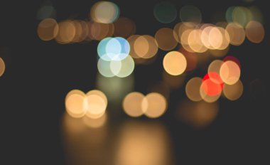 Soyut bac için şehirde araba ışığı ve trafik bulanık görüntü