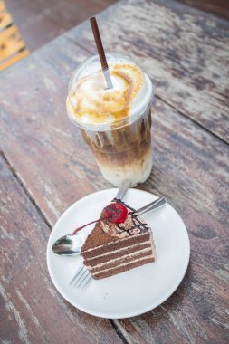 Çikolatalı kek kiraz Tepesi ve buz kahve mocha açık Cafe