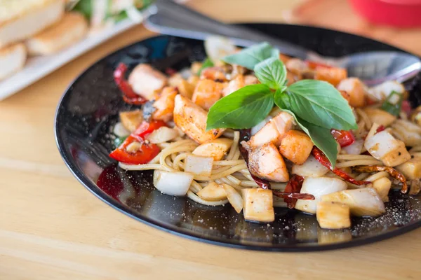 Spaghetti Alle Erbe Piccanti Con Carne Salmone Affumicata Focus Selettivo — Foto Stock