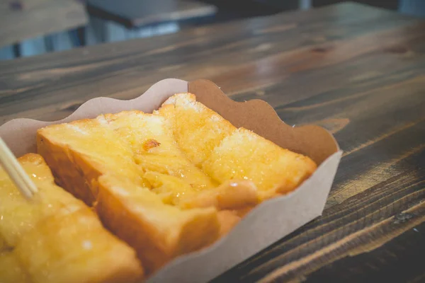 Pan Tostado Con Leche Condensada Azucarada Sobre Mesa Madera — Foto de Stock