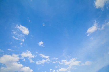 Panoramik çekim mavi gökyüzü ve bulutlar iyi hava gün içinde