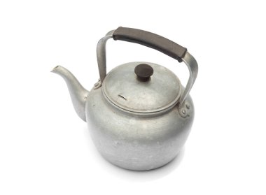 Beyaz arka planda izole eski rustik alüminyum su ısıtıcısı