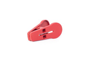 beyaz üzerinde izole kırmızı clothspin veya giysi mandal