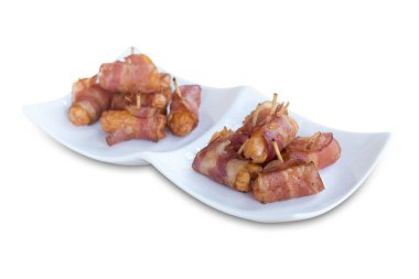 Derin kızarmış sosis beyaz arka planda izole pastırma haddelenmiş