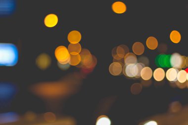 Trafik sıkışıklığı sırasında bulanıklık aydınlatmasının soyut arka planı