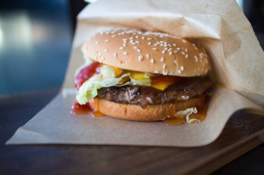  masada sığır eti ve ketçap ile sulu hamburger