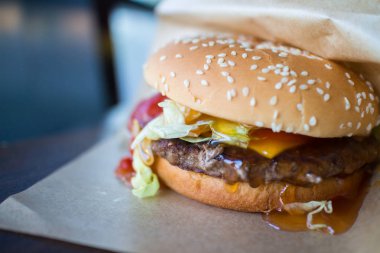  masada sığır eti ve ketçap ile sulu hamburger