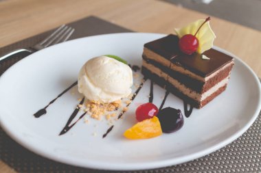 taze meyve ve ile çikolata tabakası kek ve vanilyalı dondurma 